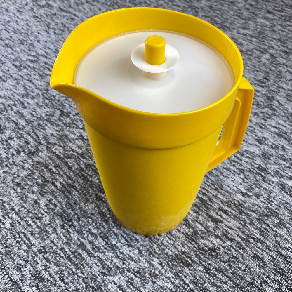 Tupperware Vintage Yellow 2 Qt Pitcher Push Button Lid 800 6 Made In USA